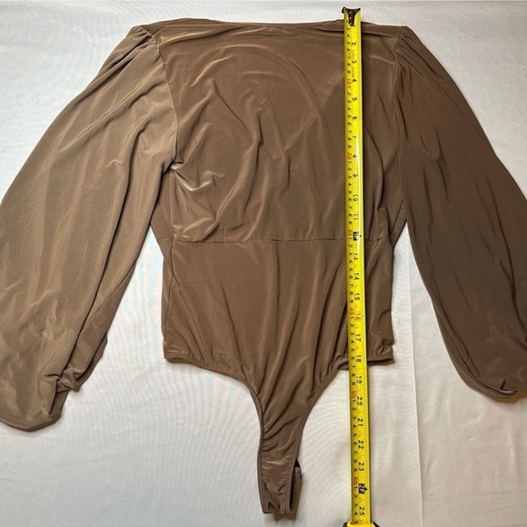 21 SAINTS Long Sleeve V-Neck Bodysuit – Brown Ruched Sleeve Minimalist Chic - Picture 8 of 9